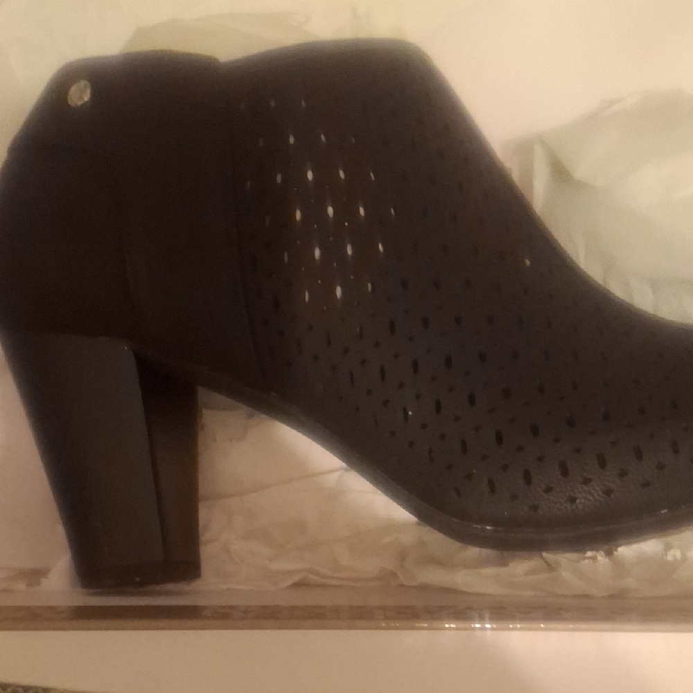 Chic Black Heeled Boots with Sleek Design
